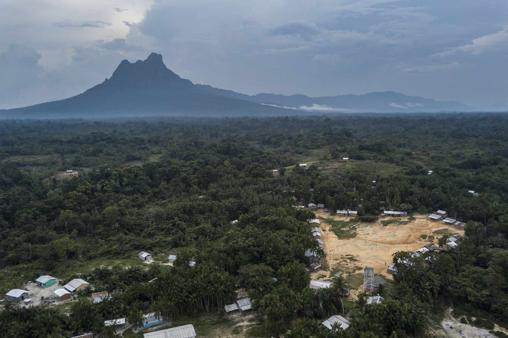 Vista aérea da Comunidade de Maturacá com a Serra do Opota ao fundo, Terra Indígena Yanomami (AM) @Rogério Assis / ISA