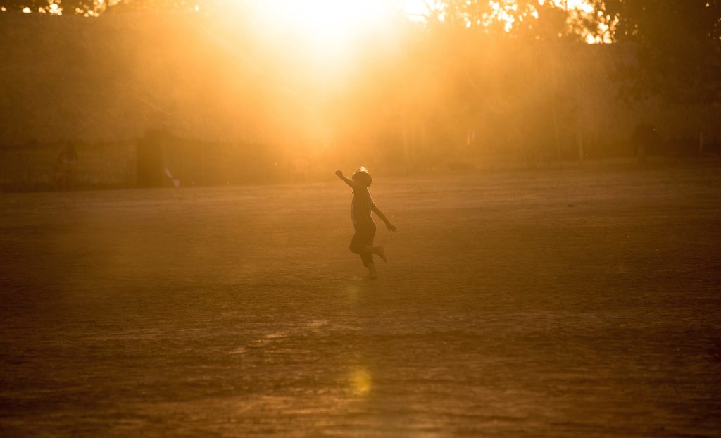 Jogo de futebol na aldeia. Foto captada durante a festa de comemoração dos 10 anos do Movimento das Mulheres Yarang (MMY). O MMY produz e coleta sementes nativas para o reflorestamento das nascentes e matas ciliares da bacia do rio Xingu no entorno do TIX, Aldeia Moygu, Mato Grosso @Carol Quintanilha / ISA