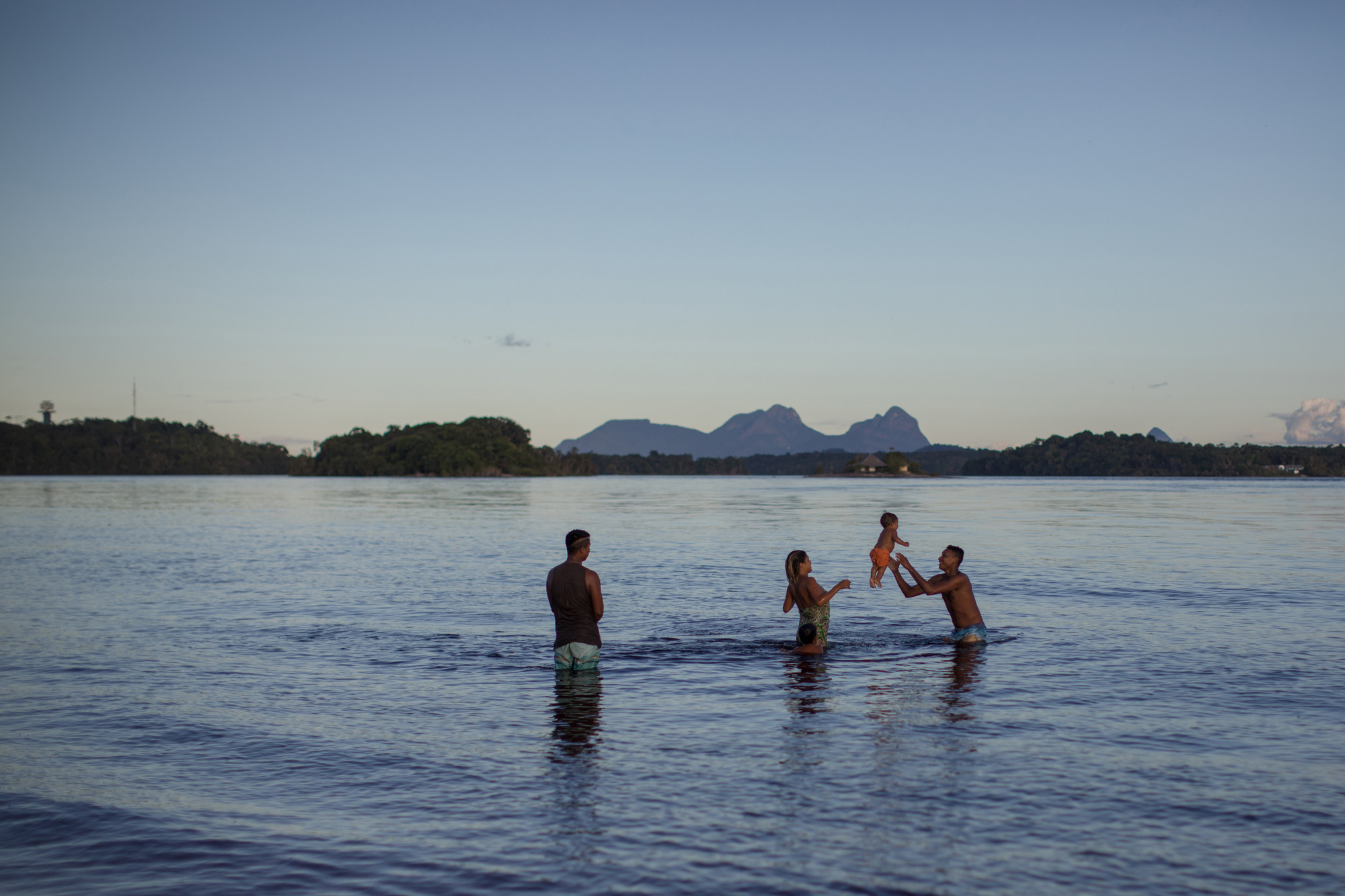 Banhistas no alto rio Negro, em São Gabriel da Cachoeira (AM) @Carol Quintanilha / ISA