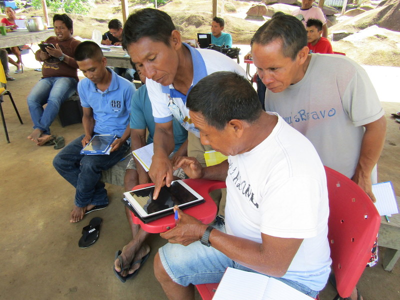 Da dir. p/ esq.: José Pedrosa (Tukano), Arlindo Moura (Tukano), José Campos (Desana), Rosivaldo Miranda (Pira-tapuya) e Vilmar Azevedo (Tukano), AIMAs e interessados treinando no uso de tablet durante início das pesquisas para monitorar o clima e o meio ambiente @Edilson Ovo Villegas Ramos / Rede de Comunicadores Indígenas do Rio Negro