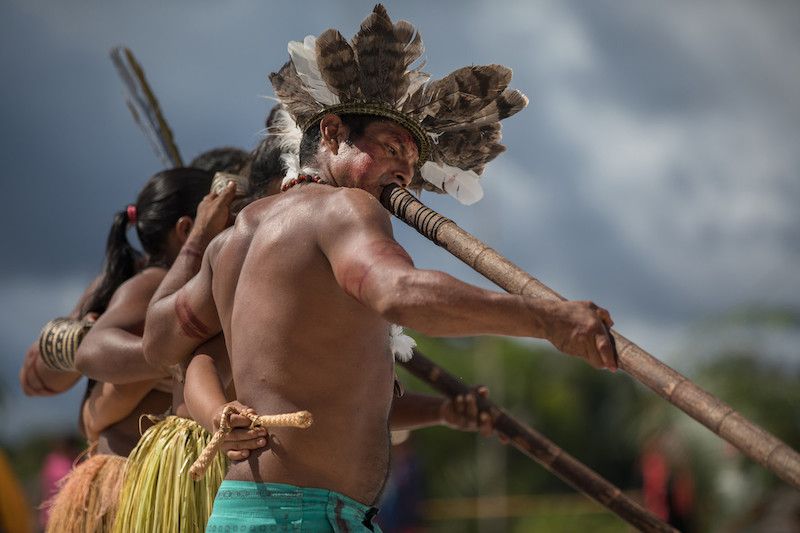 Moisés Brazão, mestre de Japurutu, participa de dança durante inauguração do sistema de abastecimento de água movida por carneiro hidráulico, na comunidade Santa Isabel, localizada na Terra Indígena Alto Rio Negro (AM), próxima ao rio Ayari @Carol Quintanilha / ISA