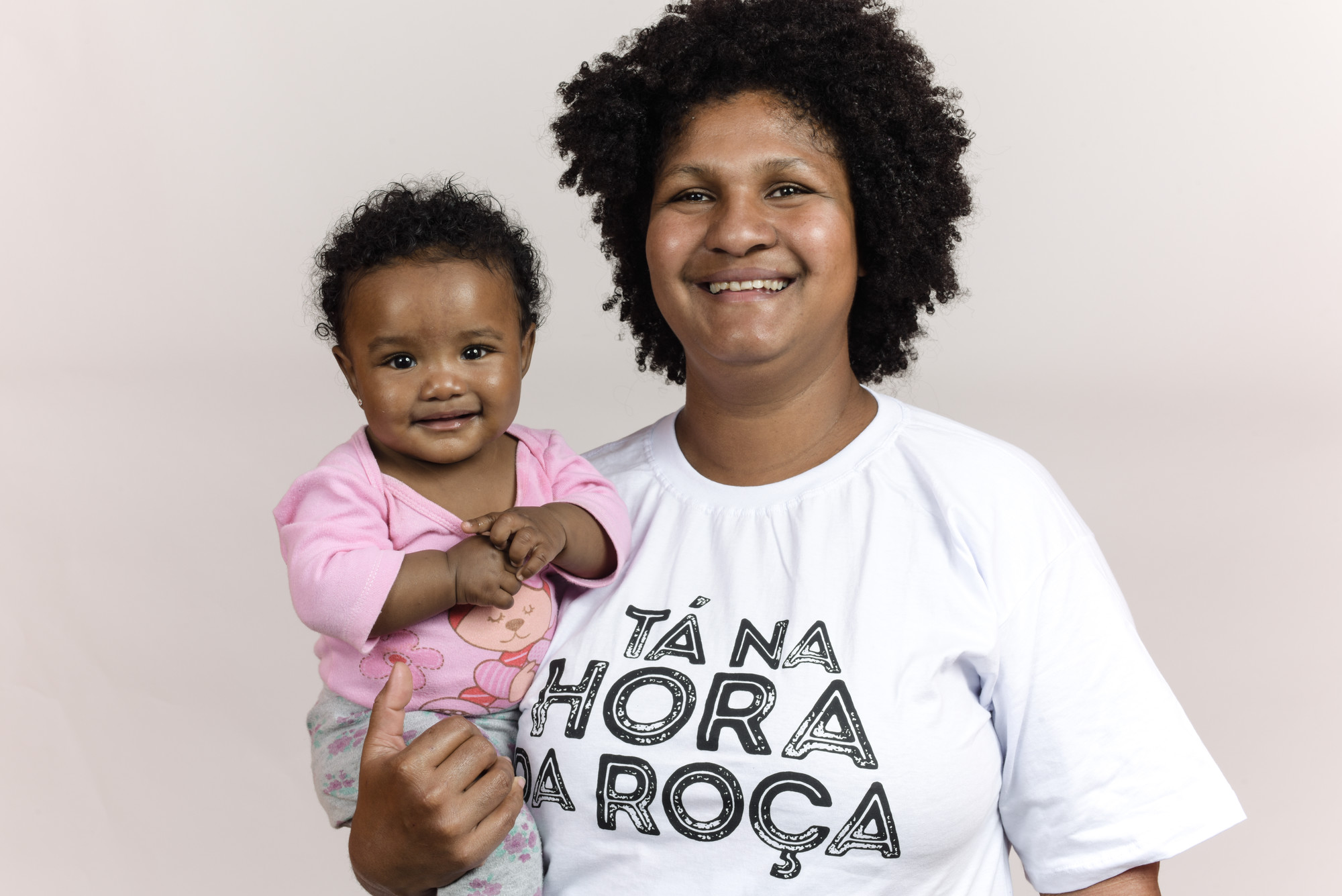 Neire Alves da Silva, do Quilombo Ivaporunduva,  com sua filha Ana Julia Alves Pupo no colo, na campanha "Tá na hora da roça", que teve por objetivo pressionar governo de São Paulo na emissão de licenças para as roças tradicionais quilombolas. O lançamento da campanha aconteceu durante a 11ª Feira de Troca de Sementes e Mudas Tradicionais das Comunidades Quilombolas do Vale do Ribeira, Eldorado @Claudio Tavares / ISA