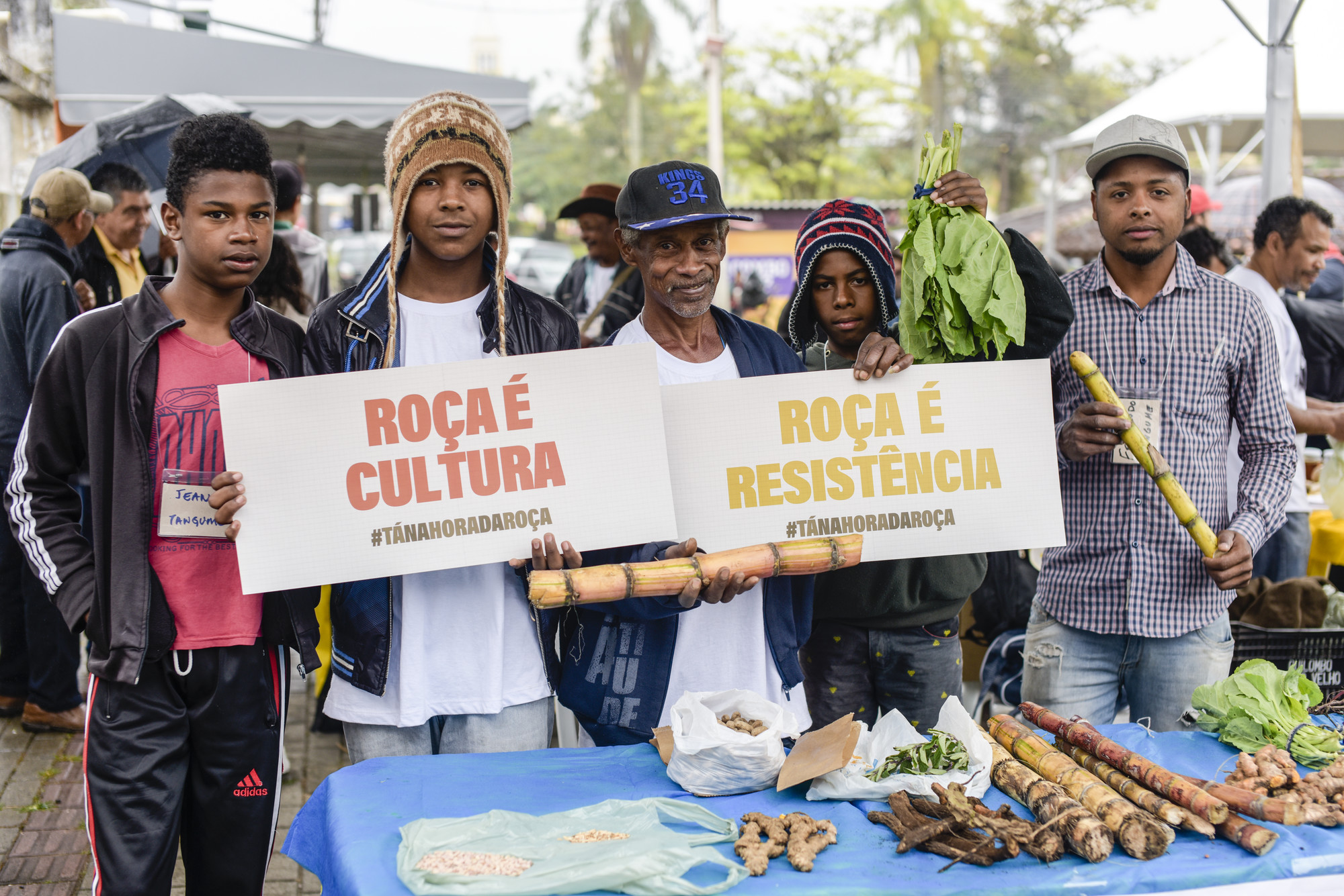 Da esquerda para direita: Jean Mikon Ramos de Lima, Kaique Benedito da Silva Dantas, Esequiel Gonçalves de Ponte, David Felipe Monteiro Maciel e Fernando Gonçalves da Silva, do Quilombo Cangume, na campanha "Tá na hora da roça", que teve por objetivo pressionar governo de São Paulo na emissão de licenças para as roças tradicionais quilombolas, 11ª Feira de Troca de Sementes e Mudas Tradicionais das Comunidades Quilombolas do Vale do Ribeira, Eldorado @Claudio Tavares / ISA