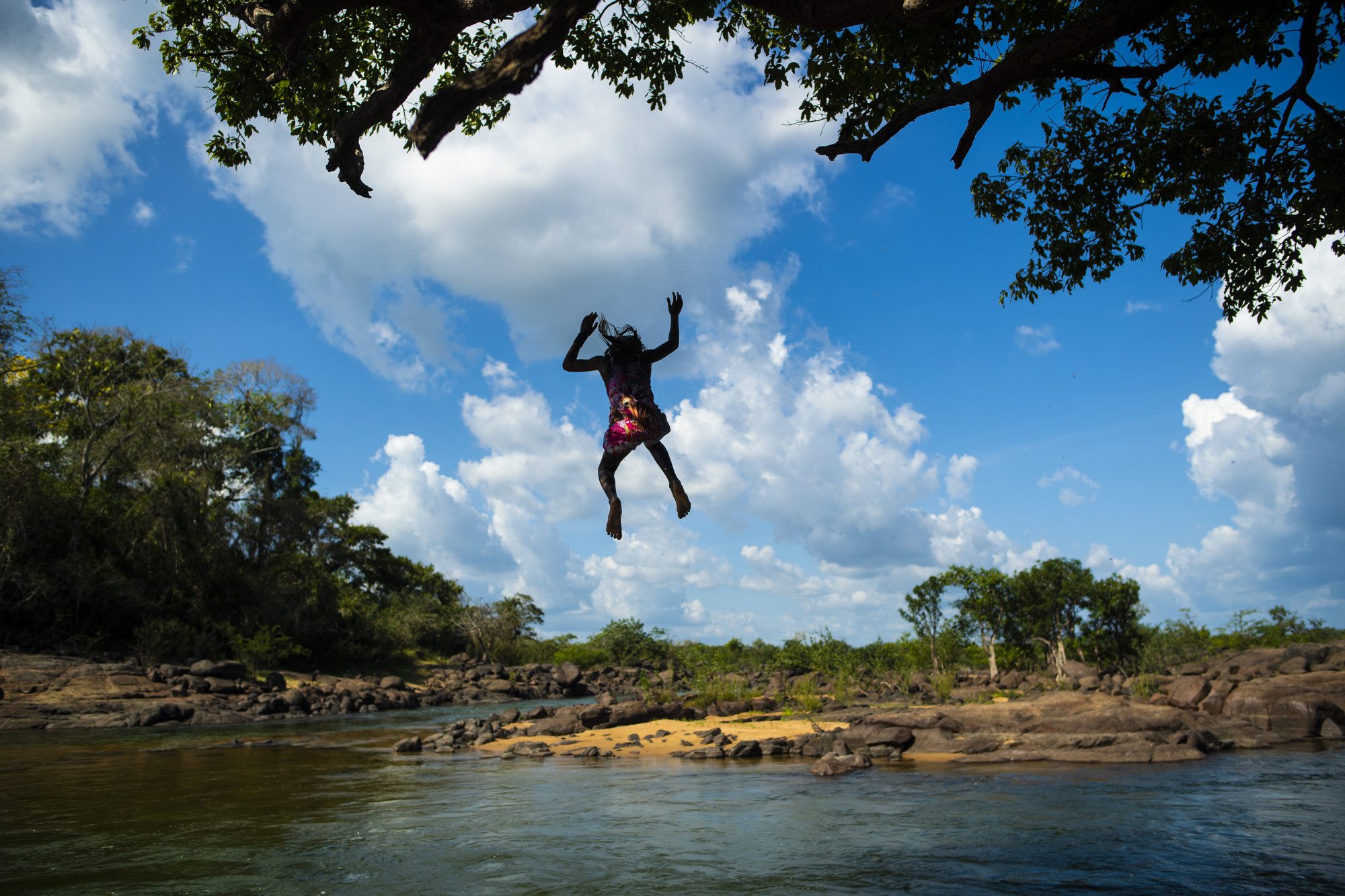 Criança yudja na aldeia Mïratu, localizada na Terra Indígena Paquiçamba (PA). A aldeia fez parte do percuso da 5ª Canoada Xingu realizada de 3 a 8 de setembro de 2018, que percorreu mais de 100 km da Volta Grande do rio Xingu. A Canoada busca desde seu início chamar a atenção para os problemas que os povos e comunidades da região enfrentam com a instalação da usina hidrelétrica de Belo Monte e procurar aliados dos povos do Xingu na luta por seus direitos e seus territórios @Marcelo Soubhia / ISA