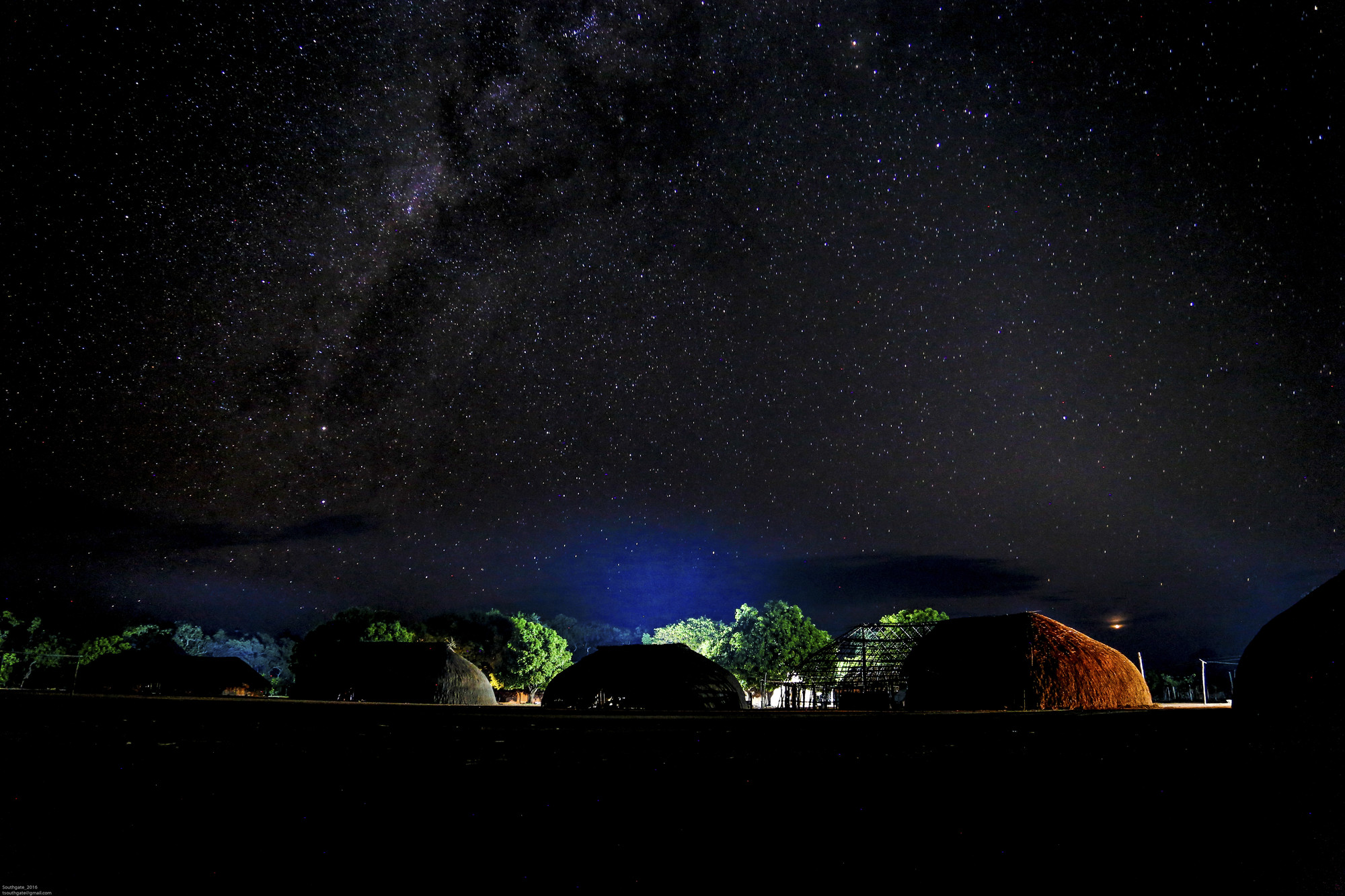 Céu estrelado na Aldeia Piyulaga, dos Wauja, Parque Indígena do Xingu. Foto produzida durante a oficina de formação de profissionais para instalação e manutenção de placas solares. Durante cinco dias, alunos de 10 etnias receberam aulas dos engenheiros do Instituto de Energia e Ambiente (IEE/USP) como parte do projeto Energia Limpa no Xingu, que pretende reduzir em 75% o consumo de combustível fóssil nos polos do Parque Indígena do Xingu @Todd Southgate