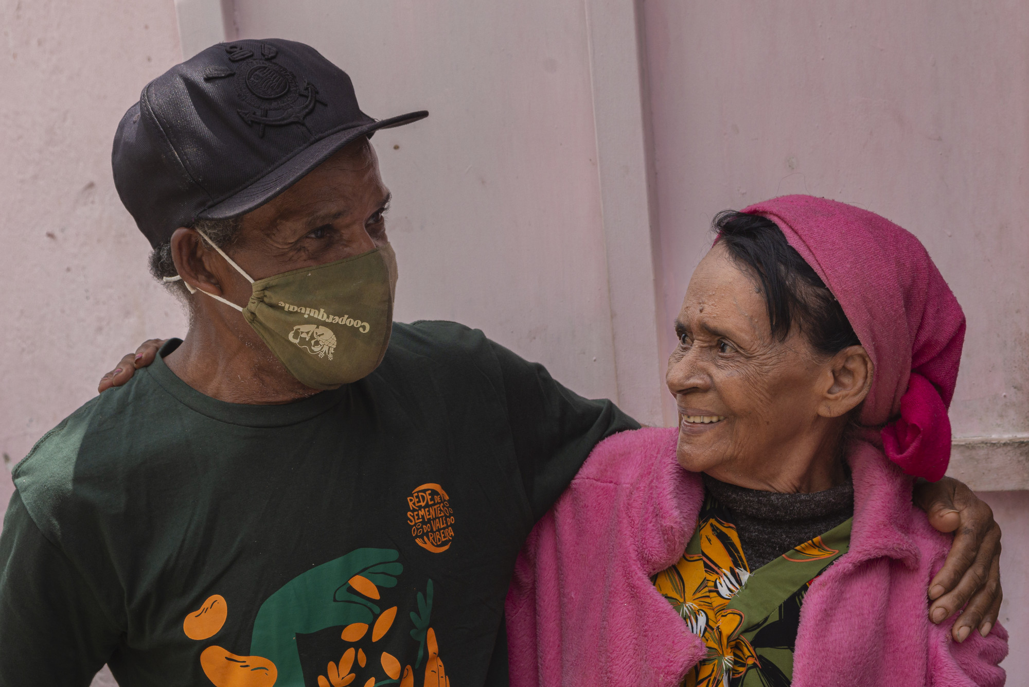 Encuentro de saberes y resistencias: João da Mota, de Quilombo Nhunguara, abraza a Cícera, una de las líderes fundadoras de la comunidad de São Remo|Rodrigo Kees/ISA