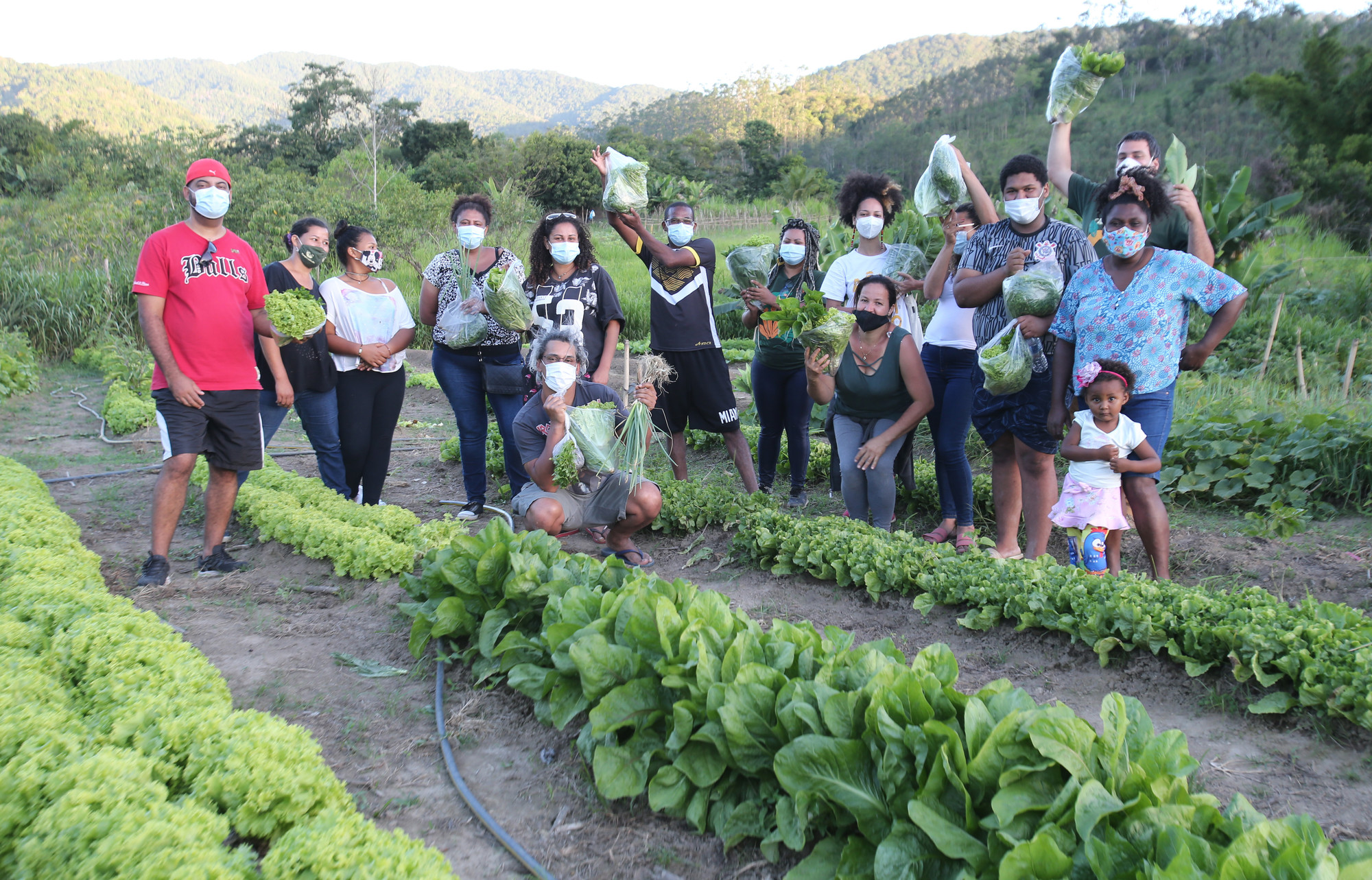 Representatives of São Remo residents visit the vegetable garden of Zeni Florinda dos Santos, a quilombola farmer from Ivaporunduva|JFDiorio/ISA