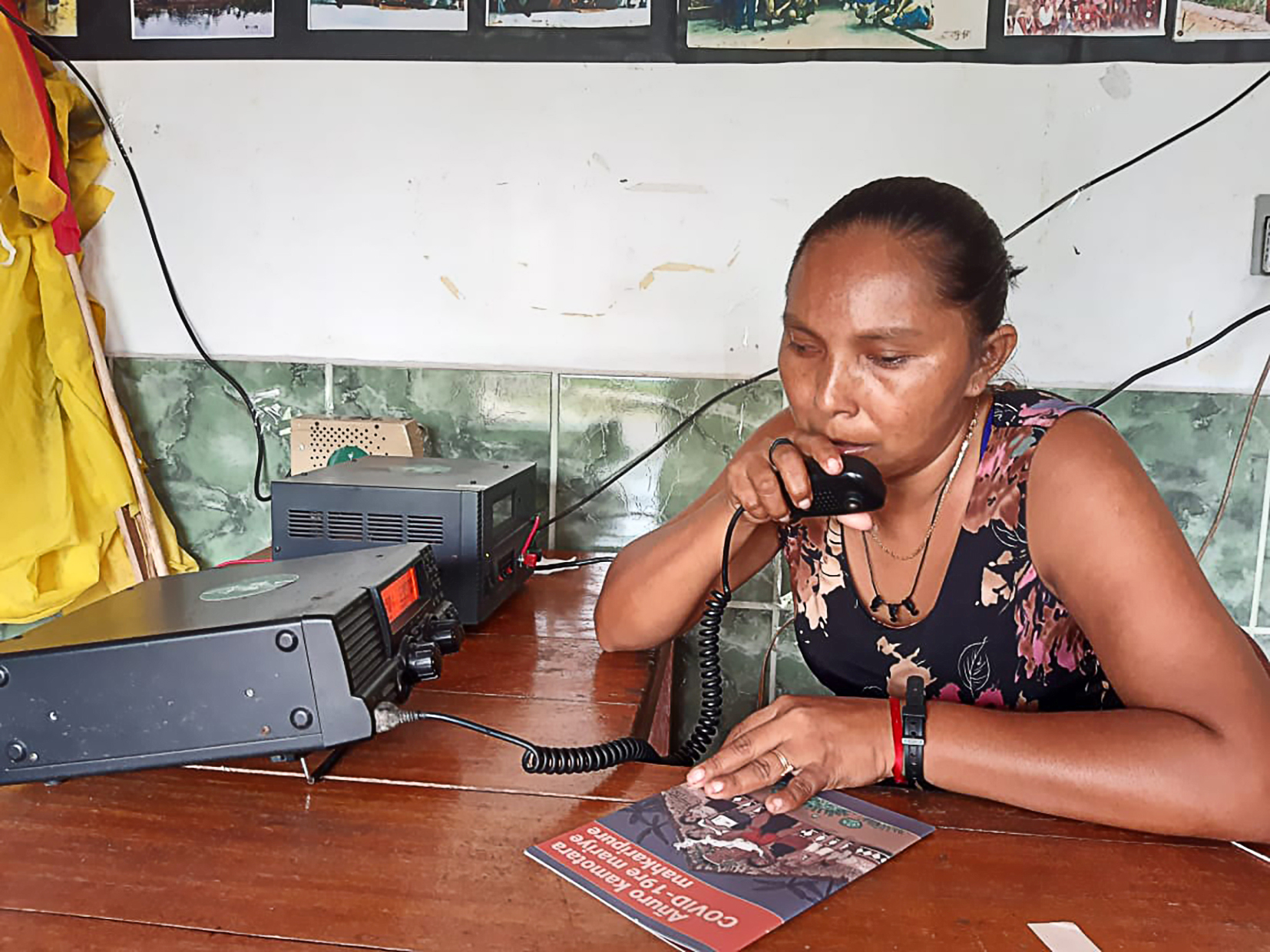 Elizângela Baré transmite, via rádio, informações e orientações para a prevenção à Covid-19|Arquivo Pessoal