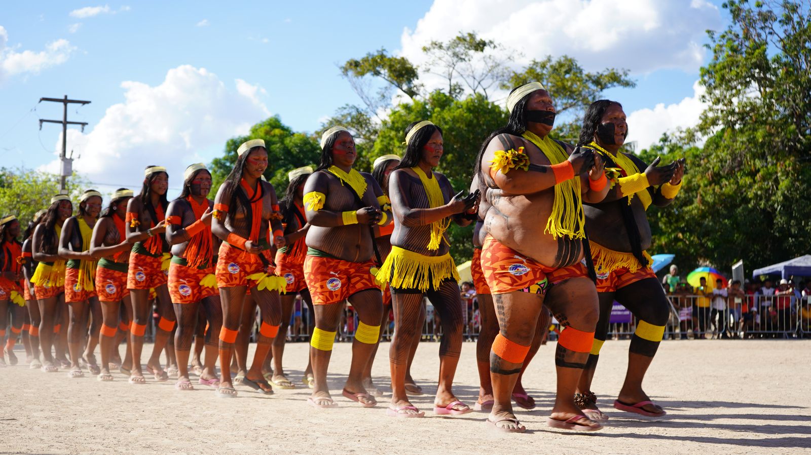 Mulheres Xinkrin e Kayapó participam de apresentação tradicional de canto e dança antes do início de uma partida de futebol pela 3ª Copa Mebêngôkre Nire de Futebol Society|Kubenkákre Kayapó/2023