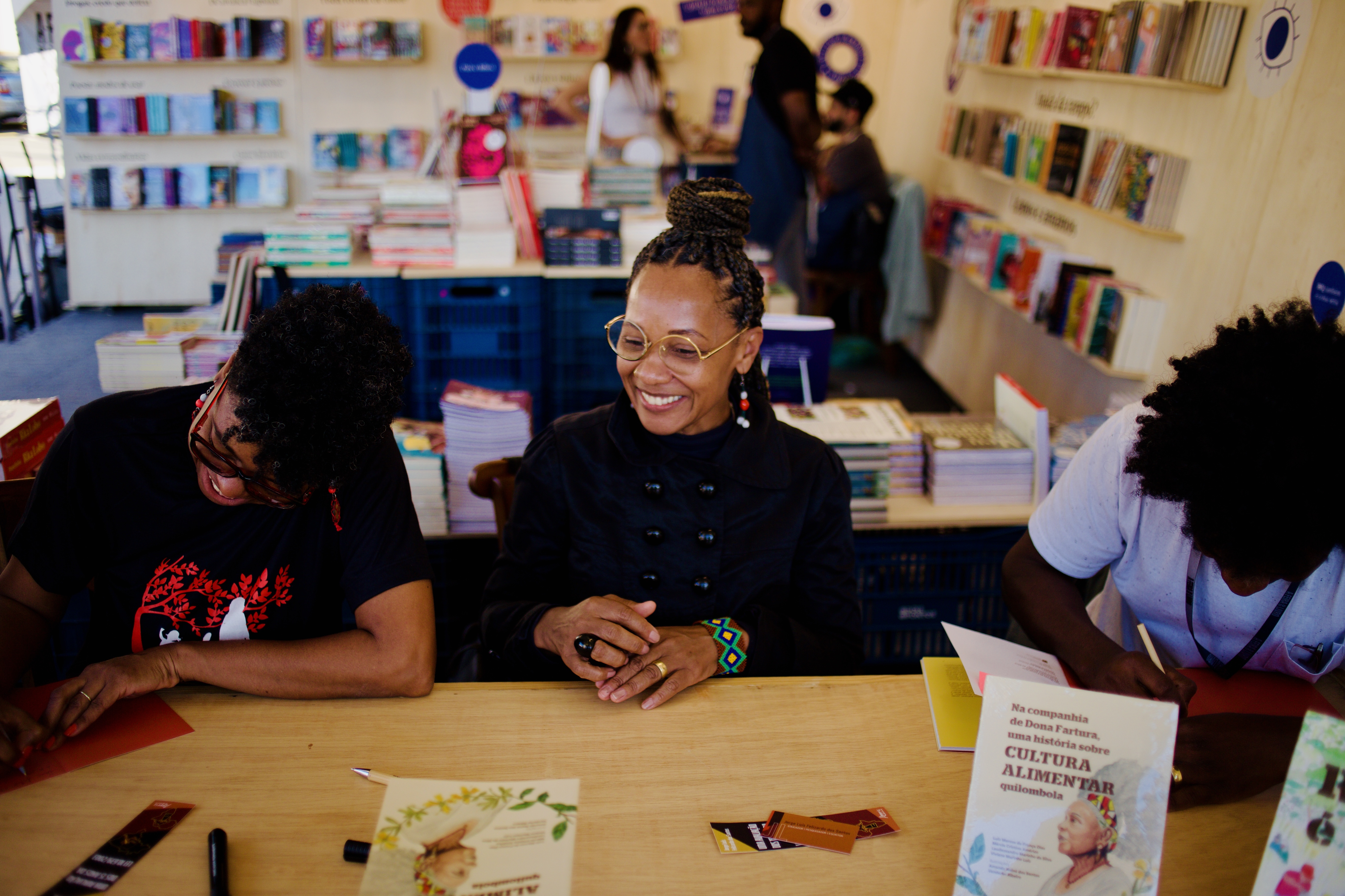 Mesa de autógrafos com os autores quilombolas|Júlio César Almeida/ISA