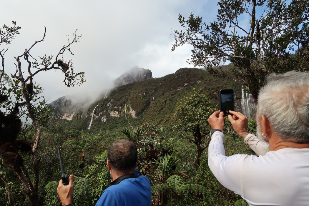 Visitantes fazem imagens do Pico da Neblina antes de seguir para o cume, o mais alto do Brasil