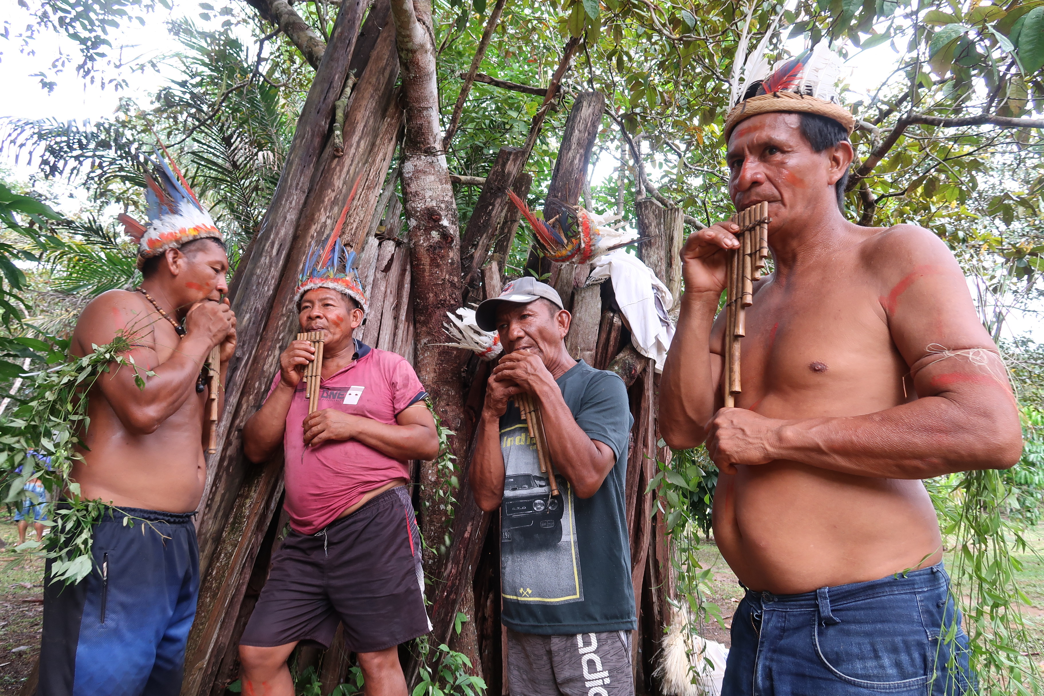 Grupo de cariço composto por indígenas Wanano e Desana se apresentaram na celebração