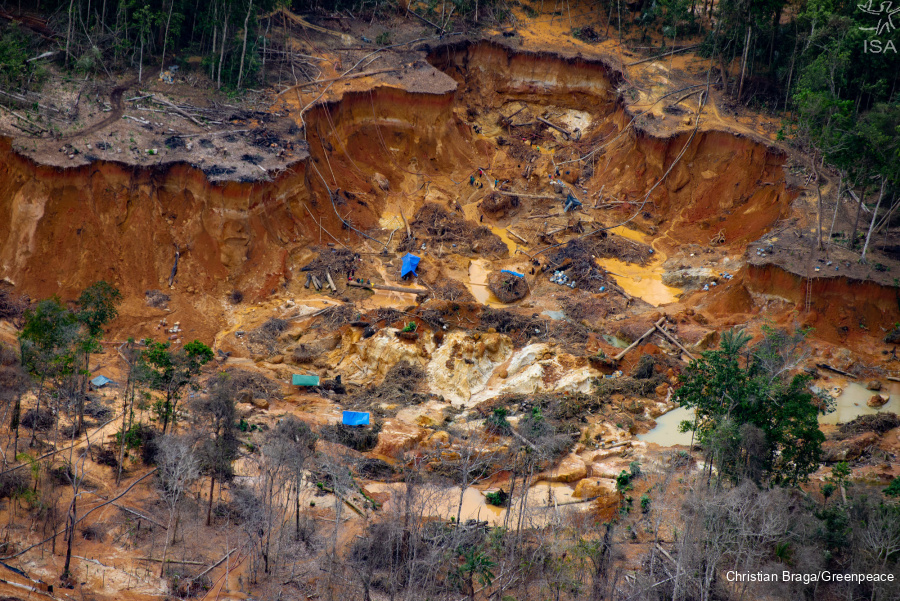 Crateras abertas pelo garimpo ilegal na Terra Indígena Yanomami