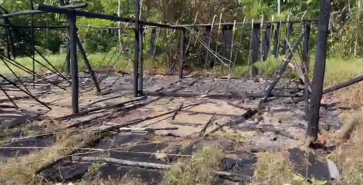 Maloca queimada na comunidade Aracaça, Terra Indígena Yanomami (RR-AM). Crédito: Reprodução do perfil no Twitter