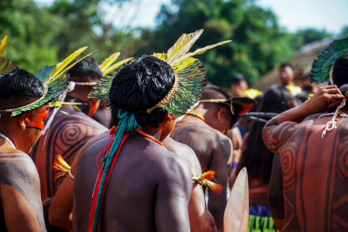apresentação de jovens indígenas