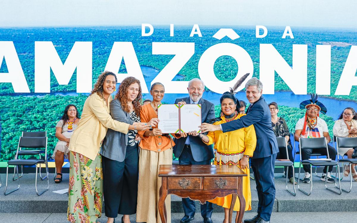 Presidente Lula oficializa áreas protegidas no Palácio do Planalto ao lado de ministros: Marina Silva, do Meio Ambiente (E), Sonia Guajajara, dos Povos Indígenas (D), entre outros