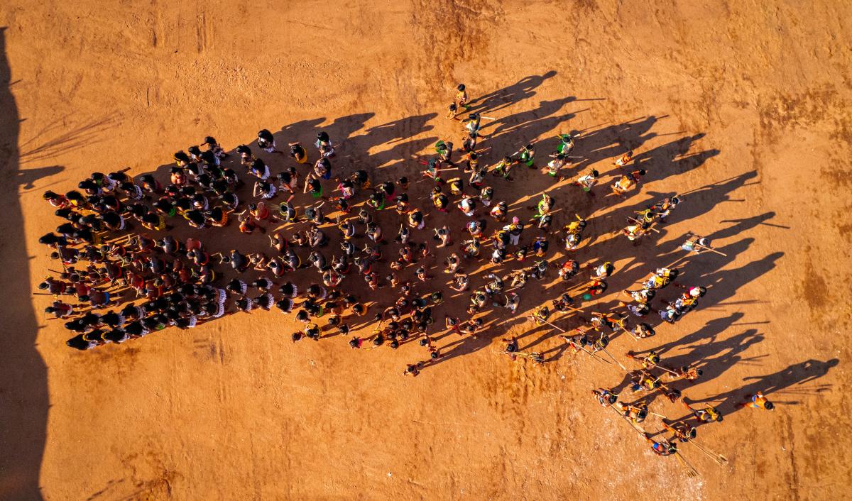 Dança coletiva do povo Khïsêtjê durante tradicional festa de fim de ano na aldeia Khikatxi, Terra Indígena Wawi. Foto: Kokoyamaratxi Renan Suya