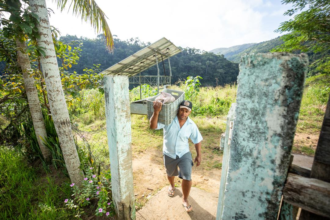 Camilo de Matos chega até a escola pela manhã com os produtos frescos que colheu em sua roça, ali mesmo no Quilombo Praia Grande | Fellipe Abreu/ISA