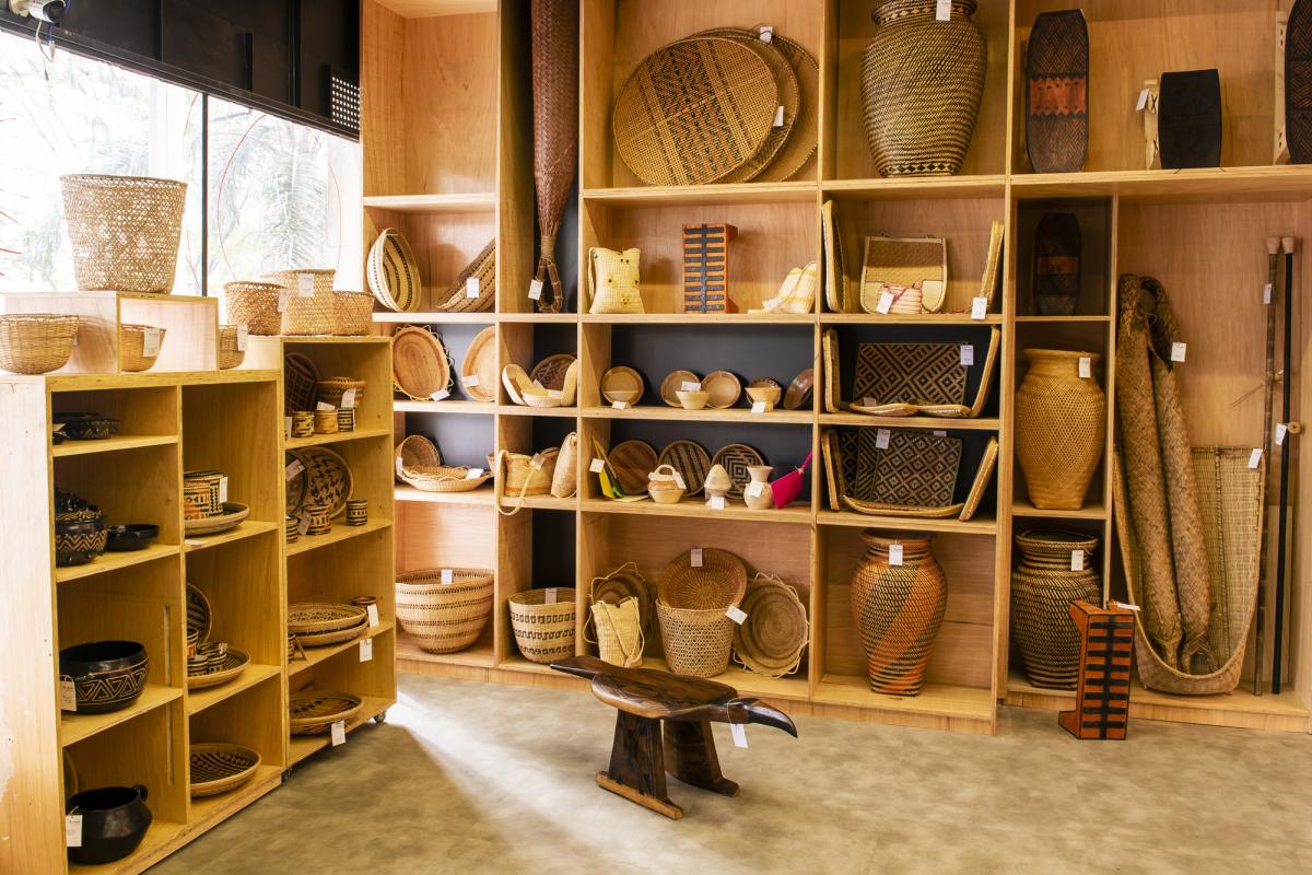 Artesanatos indígenas na loja Floresta no Centro, inaugurada em agosto de 2022