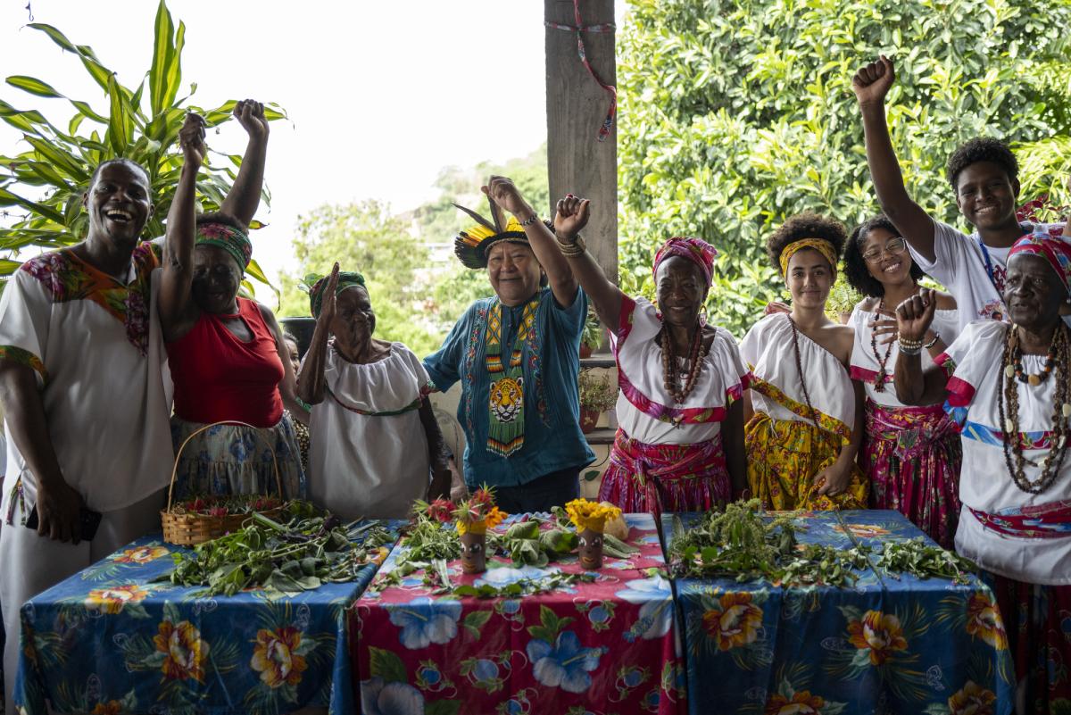 Davi Kopenawa (camisa azul), xamã Yanomami, com dançarinas de jongo, que participam de um projeto social no morro do Salgueiro, de resgate da dança tradicional que deu origem ao samba; e lideranças do projeto Erveiras e Erveiros do Salgueiro, que fazem o resgate do conhecimento tradicional sobre ervas para usos medicinais e religiosos na comunidade