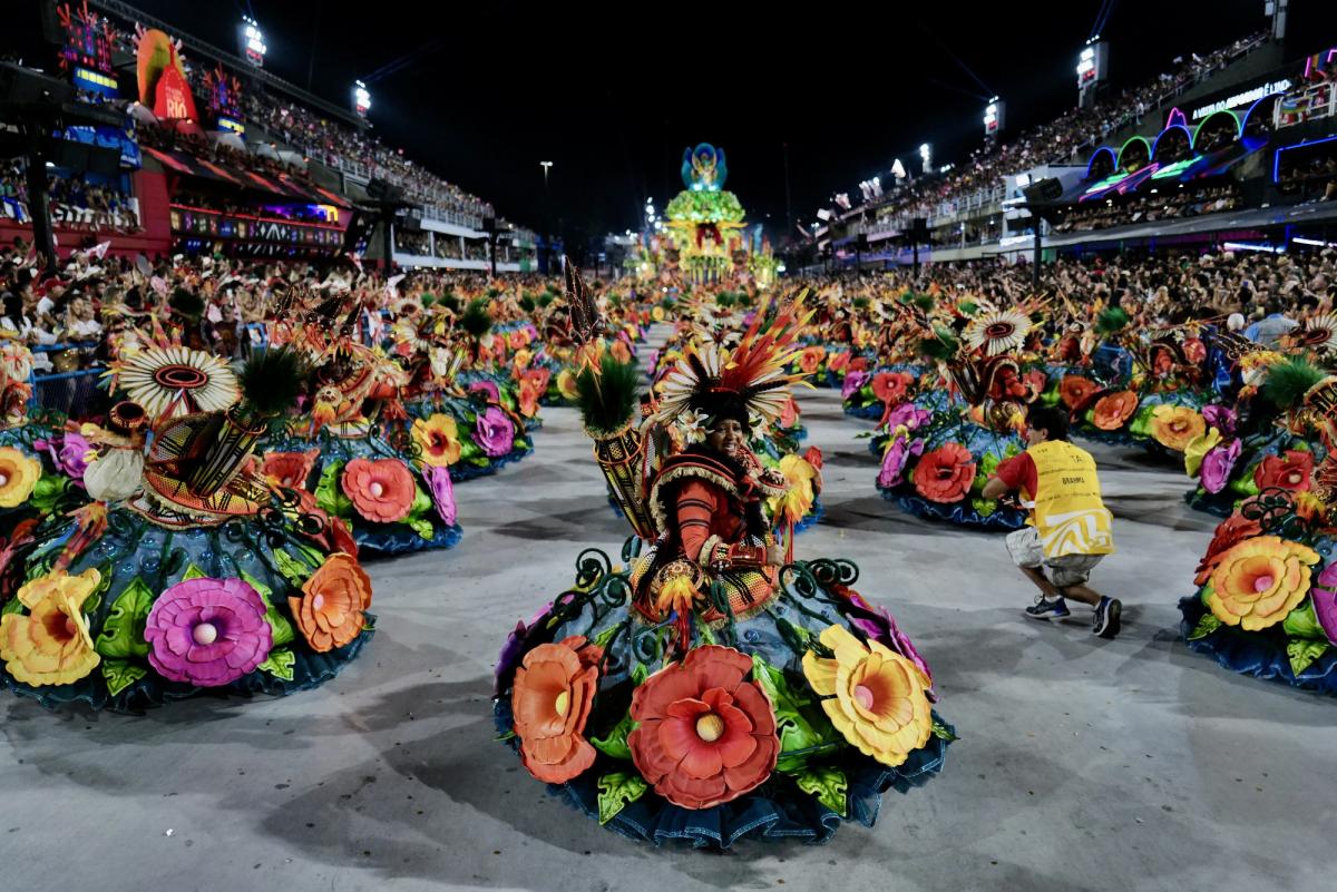 Ala das baianas representando “THUËYOMA, A MÃE YANOMAMI” durante o desfile do Salgueiro