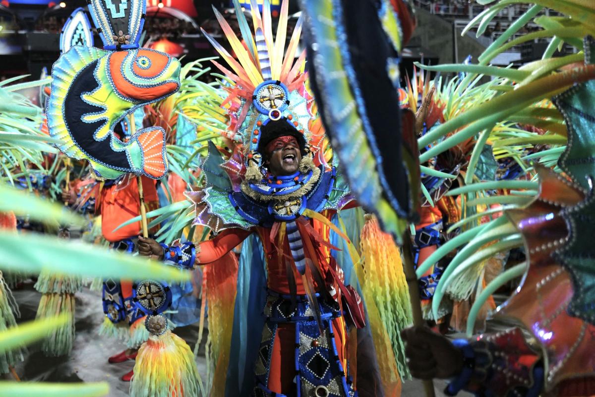 Ala que representa a pesca, uma das principais atividades do dia a dia dos Yanomami, durante o desfile do Salgueiro