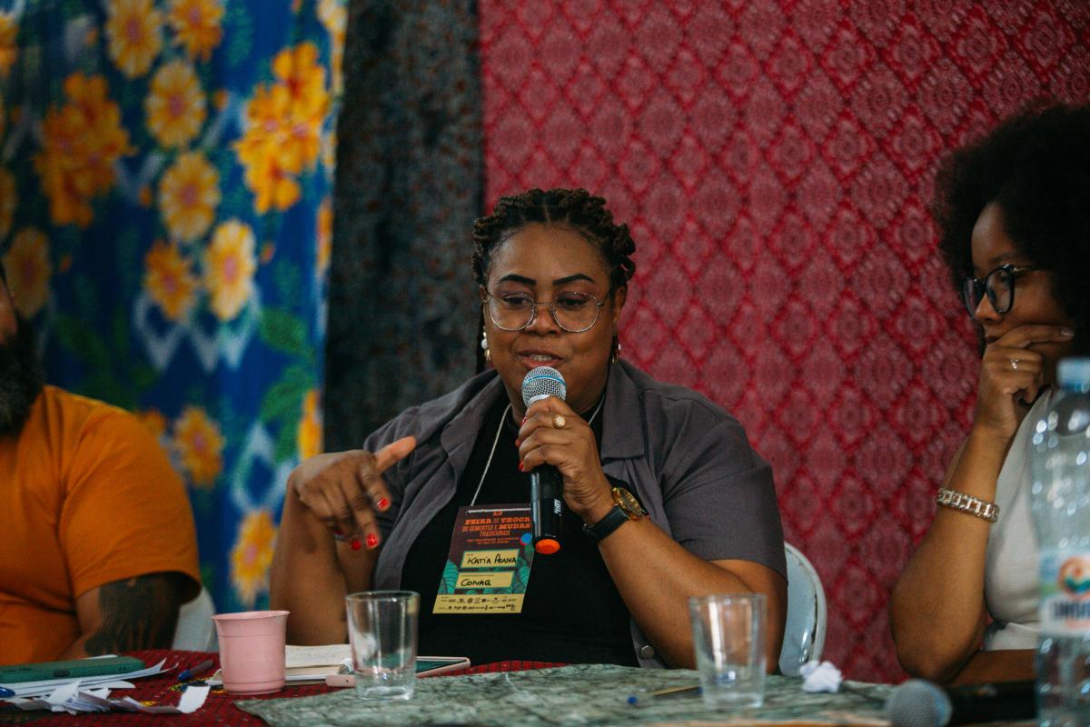 katia Penha da conaq falando para o público de Emergência Climática e restauração ecológica - o que isso tem a ver com a gente