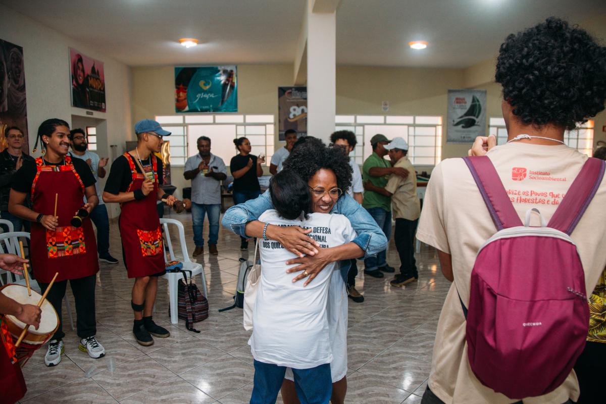 Márcia Cristina Américo do quilombo são pedro abraçando colegas oficina