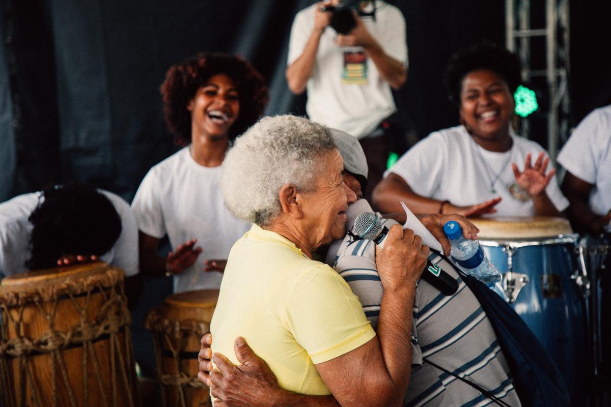 dona elvira abraça o esposo