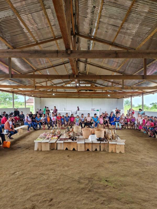 Exposição de artesanatos no I Encontro de Mulheres Koripako e Baniwa, comunidade Camanaus, fronteira do Brasil e Colômbia