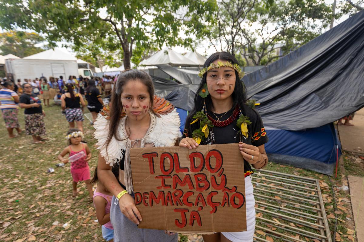 Da esquerda para a direita: Samara Goj Tej e Vanessa Antunes, do povo Kaingang da Terra Indígena Toldo Imbu, durante a III Marcha das Mulheres Indígenas