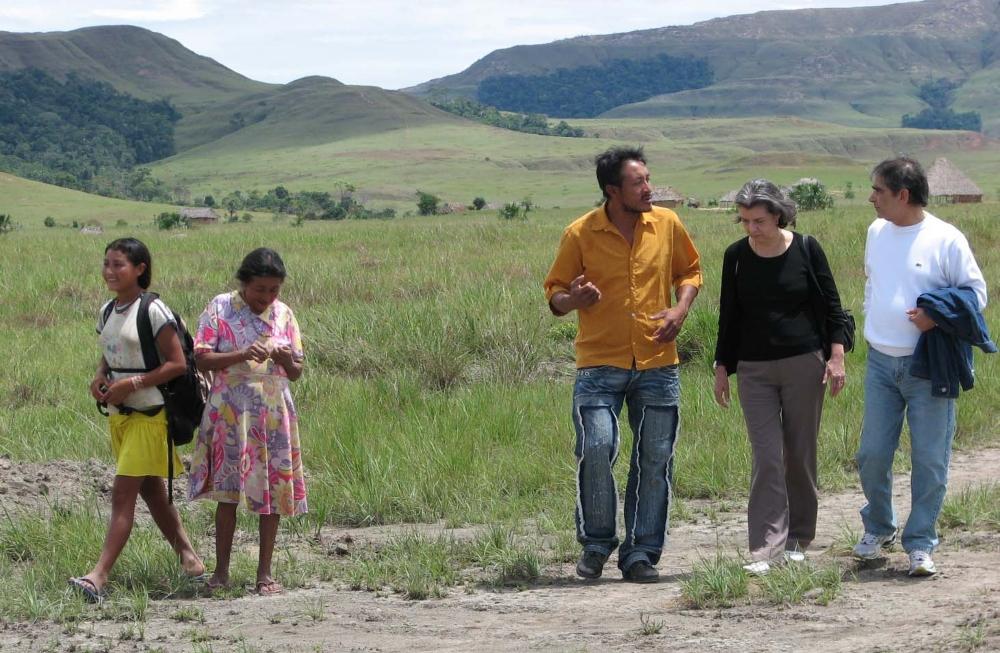 Ministros Cármen Lúcia e Carlos Ayres Britto conversam com Gelson Ingarikó na Reserva Raposa Serra do Sol, em maio de 2008