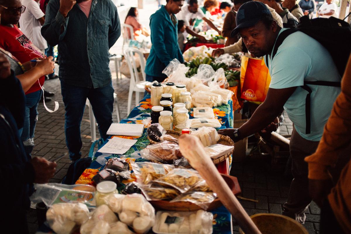 Foto mostra produtos quilombolas expostos em Feira de Sementes