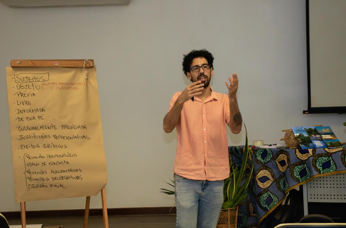 Rodrigo Magalhães, ministrando a Oficina de Construção de Protocolo de Consulta durante o Lançamento do Protocolo de Consulta dos Ribeirinhos das Resex da Terra do Meio