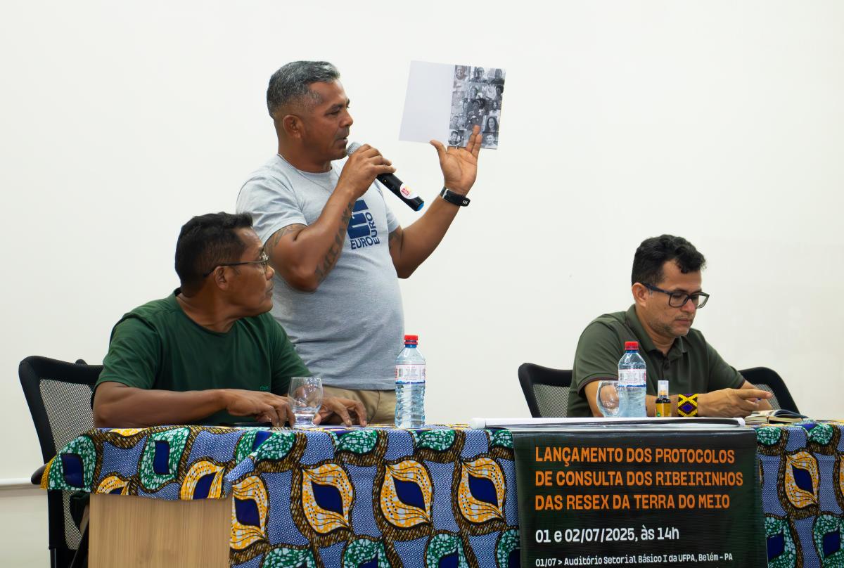 Raimundo Freire fala ao microfone