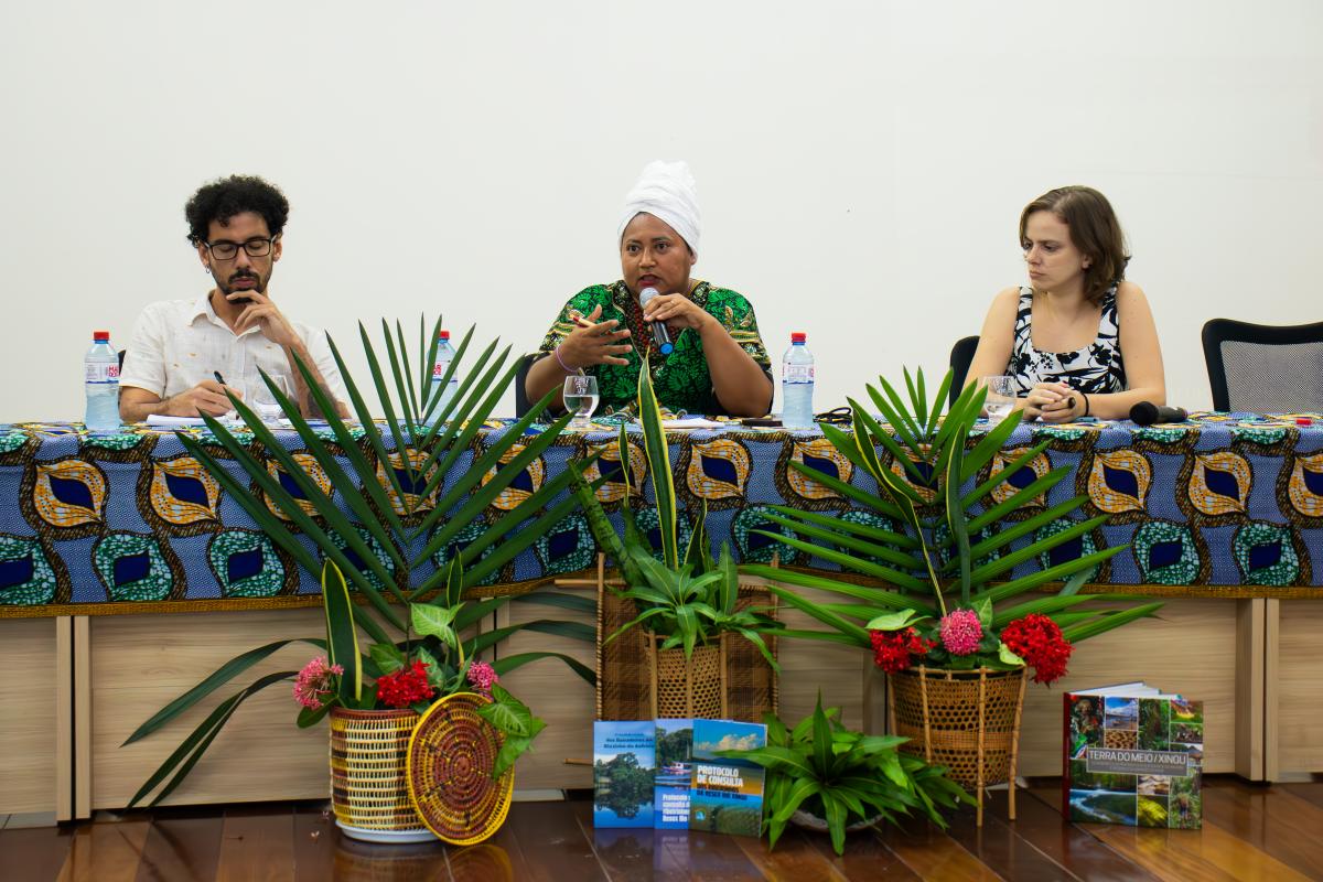Da esquerda para a direita: Rodrigo de Oliveira, Vanuza Cardoso e Natália Ribeiro, durante o Lançamento do Protocolo de Consulta dos Ribeirinhos das Resex da Terra do Meio