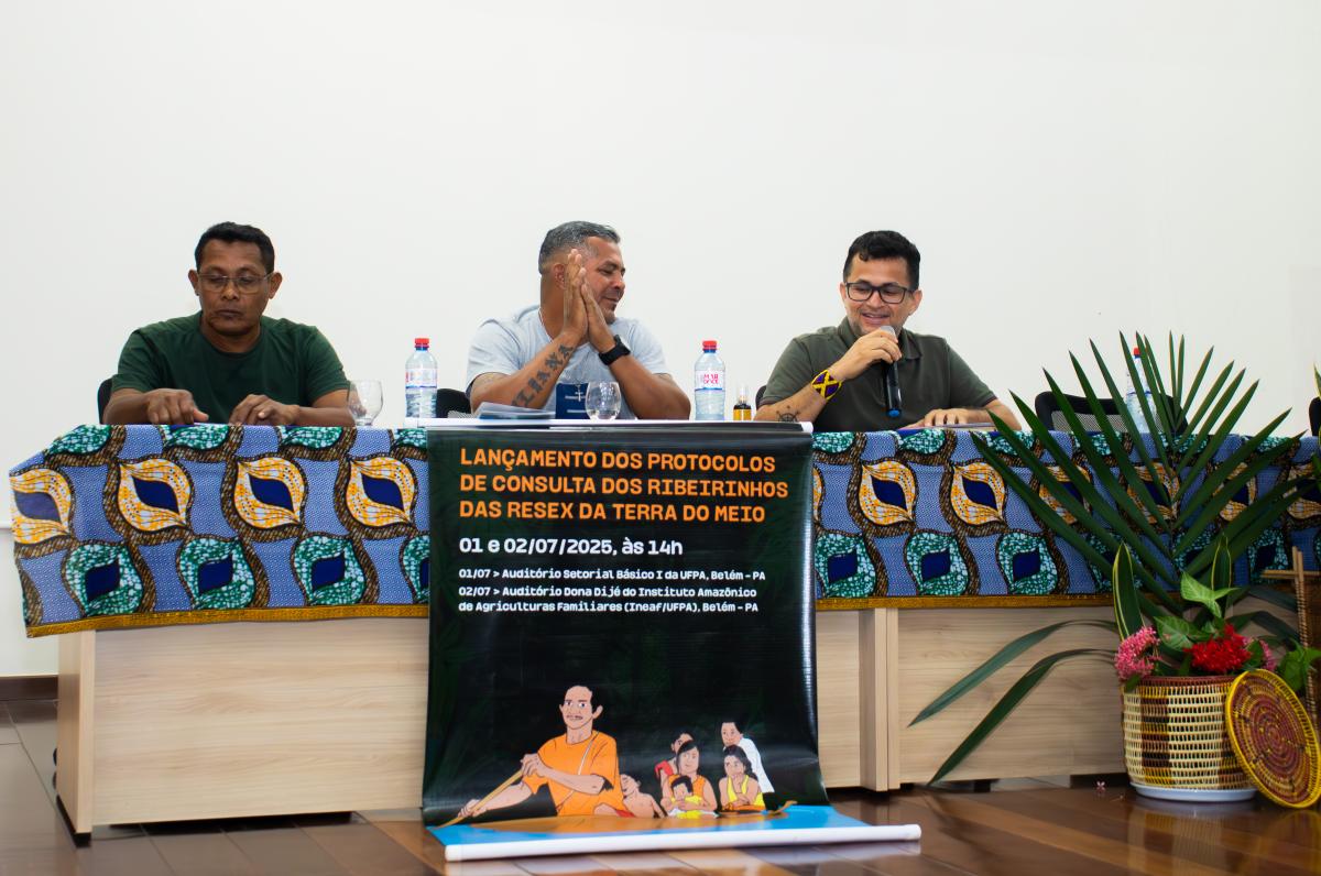 Da esquerda para a direita: Francisco Bandeira, Raimundo Freire e Júlio Souza, durante o Lançamento do Protocolo de Consulta dos Ribeirinhos das Resex da Terra do Meio