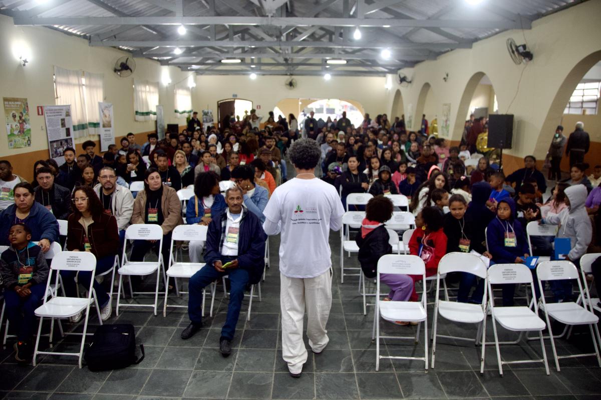 Foto mostra salão paroquial cheio na abertura da 16 edição da Feira de Sementes do Vale do Ribeira
