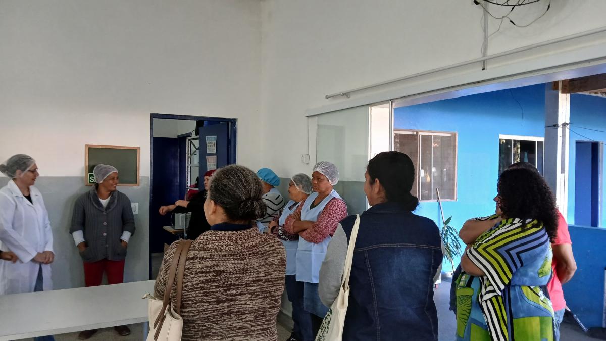 Familia de crianças em idade escolar participa de oficina com merendeiras