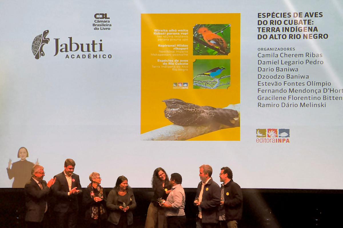 Autores indígenas receberam o reconhecimento pela obra no palco do Prêmio Jabuti Acadêmico 2025, em São Paulo