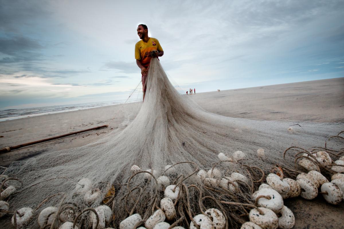 Quilombola pesca no território de Alcântara (MA) | Ana Mendes / Imagens Humanas
