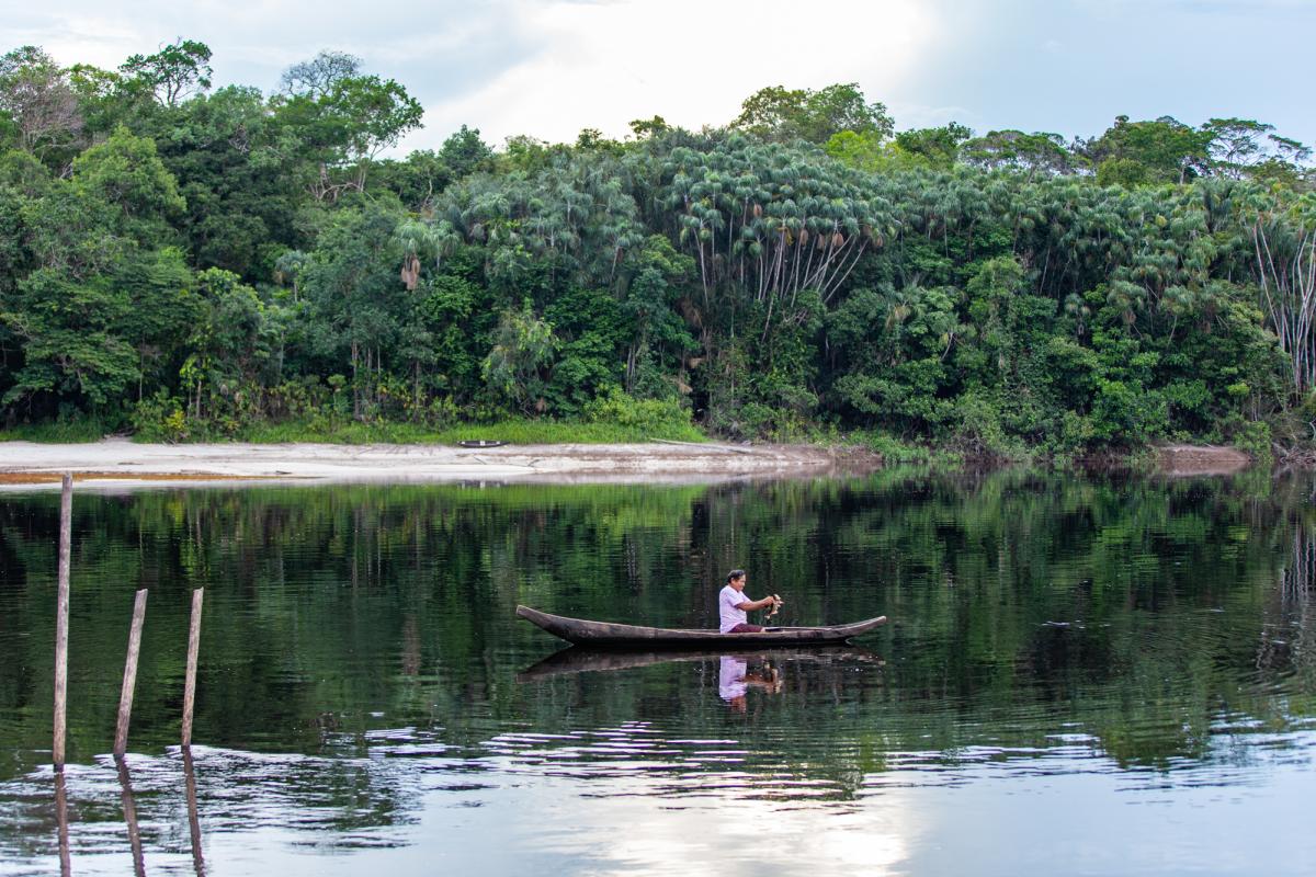 Imagem mostra uma canoa no Rio Negro