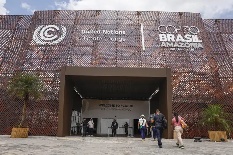 Fachada da entrada da Zona Azul da COP30, em Belém