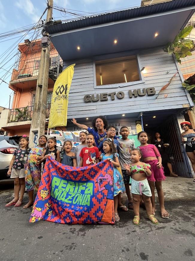Foto mostra crianças em frente ao Gueto Hub. Mais cedo naquele dia, elas participaram de uma oficina de artes