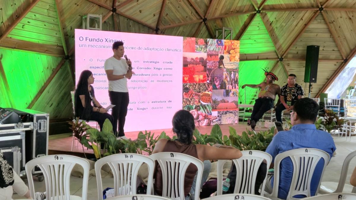 Ewesh Yawalapiti apresenta a ideia do Fundo Xingu+ durante debate na Aldeia COP