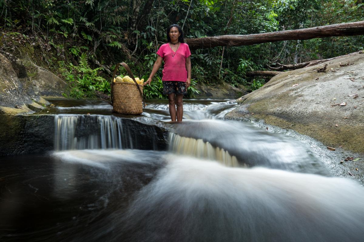 Na foto, Cristina da Silva, do povo Baniwa, faz pausa no igarapé antes de chegar à casa de forno, local onde as manivas serão trabalhadas