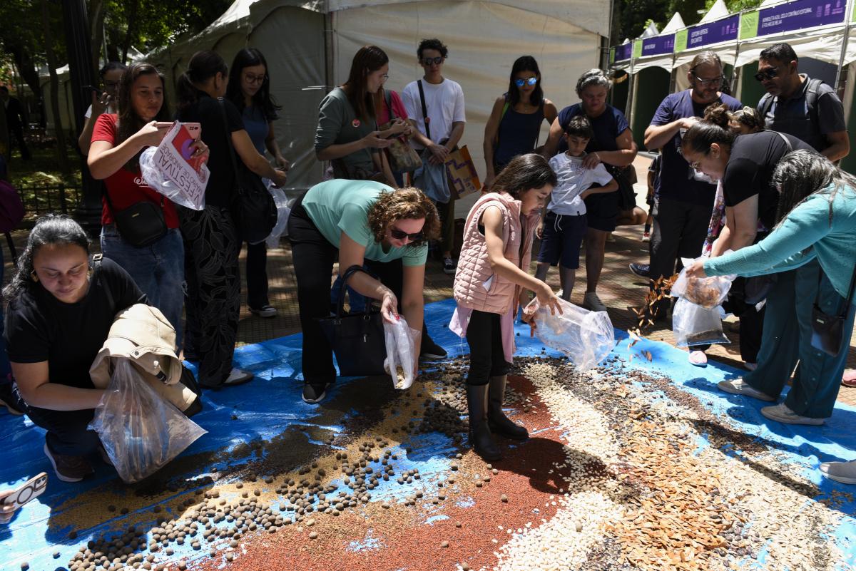 Muvuca de sementes na Praça Dom José Gaspar, em celebração ao centenário da Biblioteca Mário de Andrade