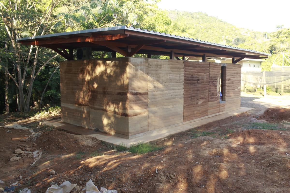 Casa de Sementes Jucão, da Rede de Sementes do Vale do Ribeira. A edificação é feita com técnicas de bioconstrução e usa terra do próprio sítio, com adição de cascalho e areia do Rio Ribeira de Iguape. A construção tem todos os elementos crus – piso, paredes, laje e cobertura –, sem pinturas ou revestimentos.