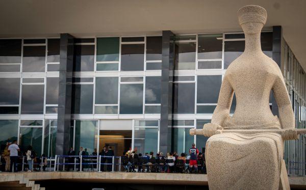 Indígenas acompanham julgamento do lado de fora do STF | Hellen Loures / Cimi