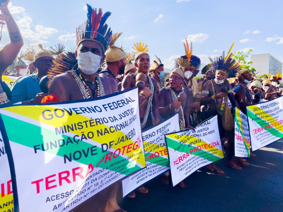 Em Brasília, indígenas exibem placas de demarcação de terras em protesto contra o marco temporal. Registro de 2021 | Kamikiá Kisedje